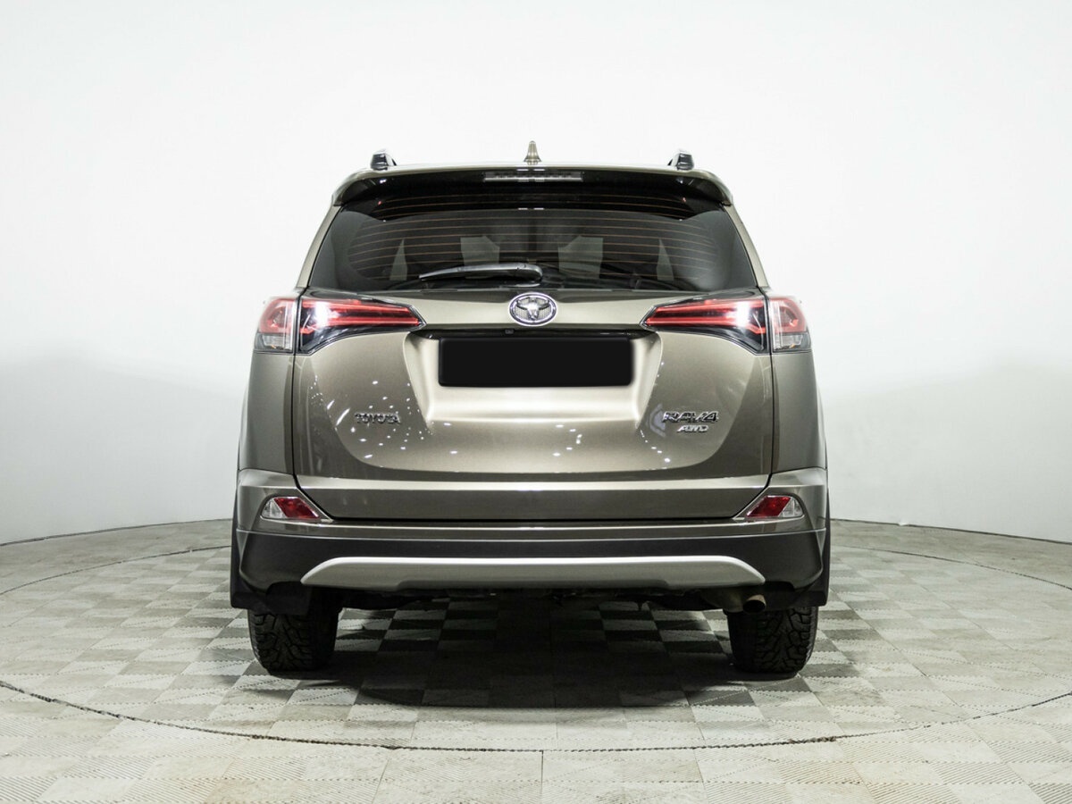 Toyota RAV4 с пробегом — 2018 год. Фото: #4