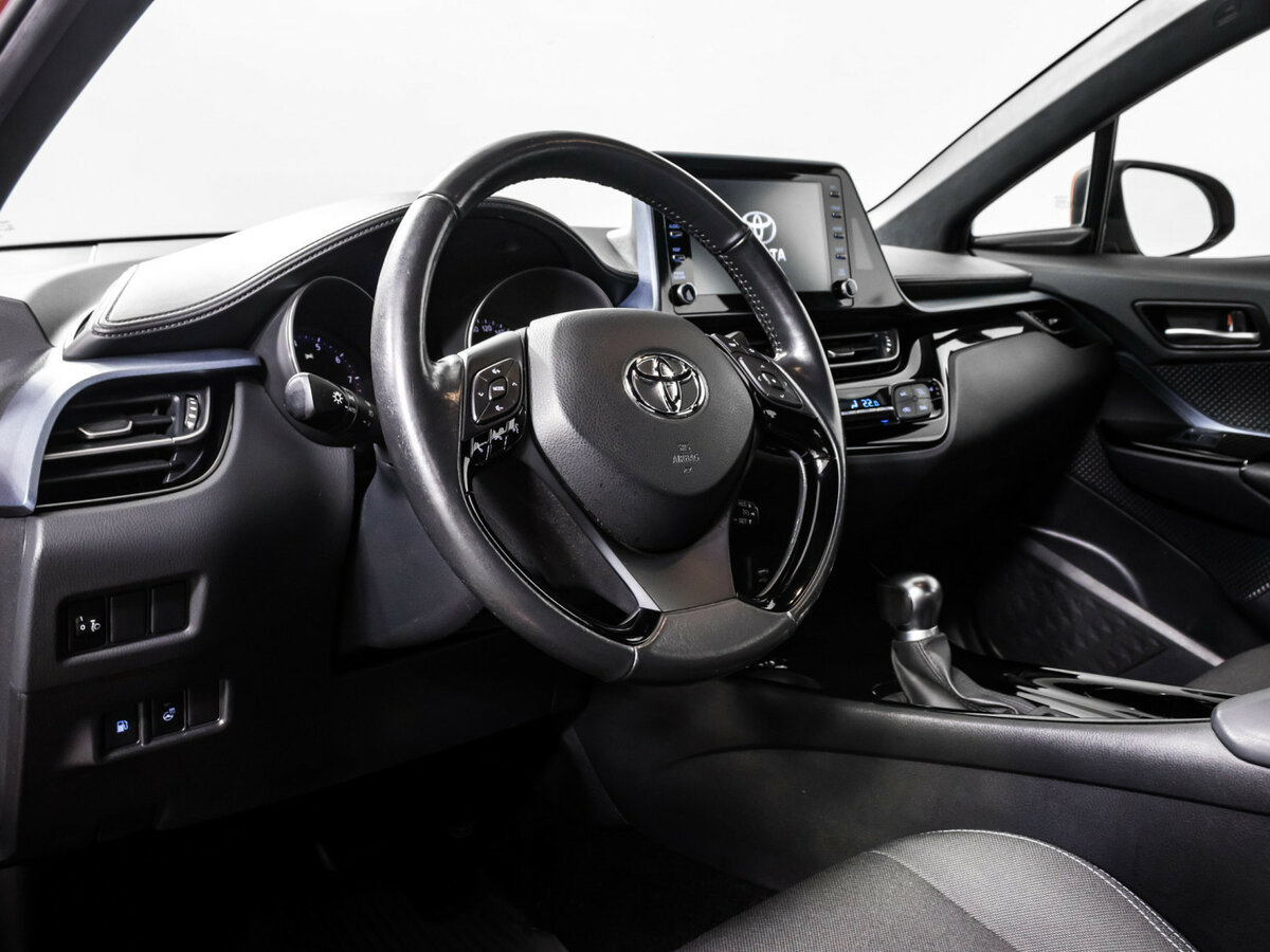 Toyota C-HR с пробегом — 2019 год. Фото: #11