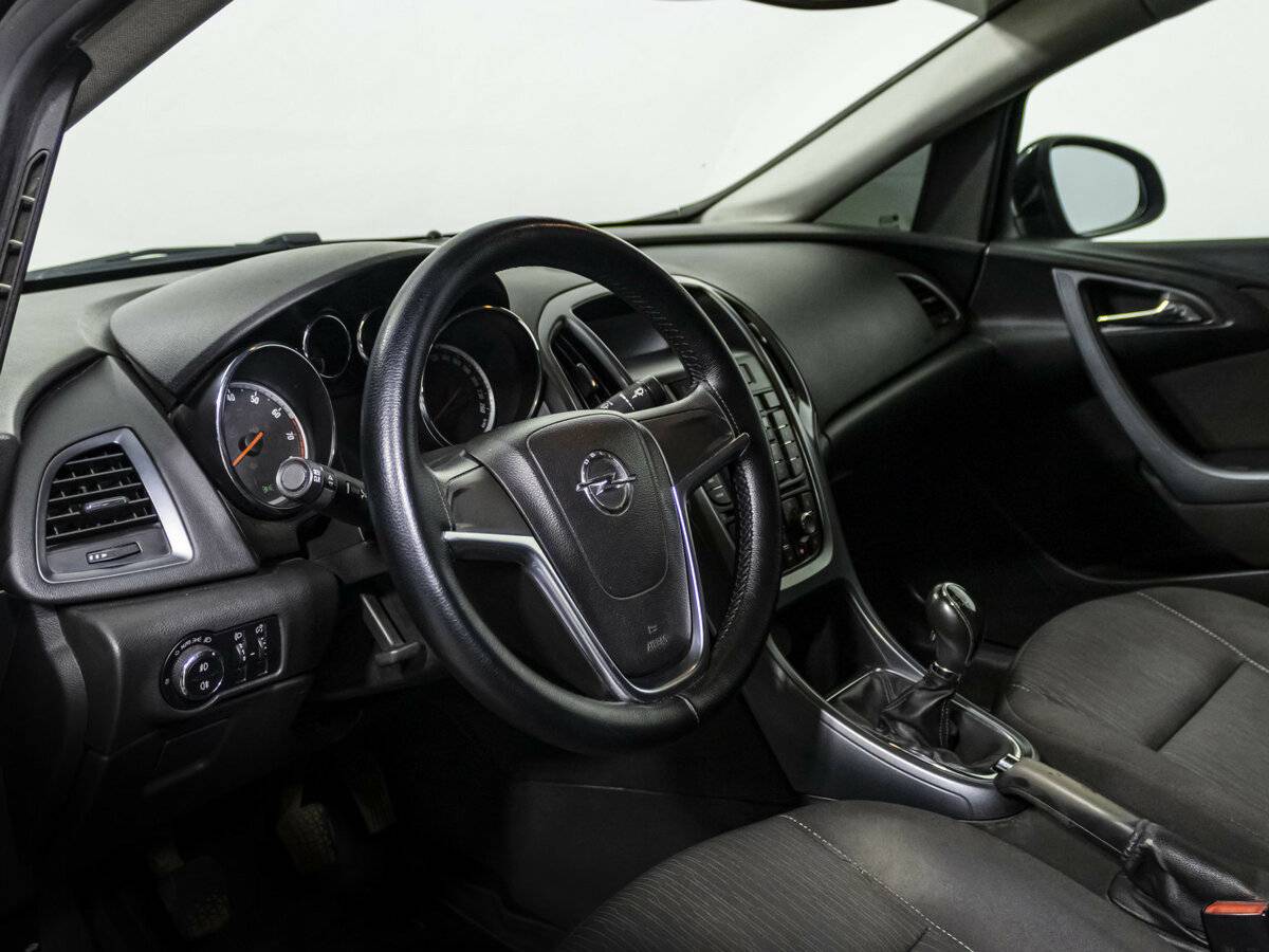 Opel Astra с пробегом — 2013 год. Фото: #7
