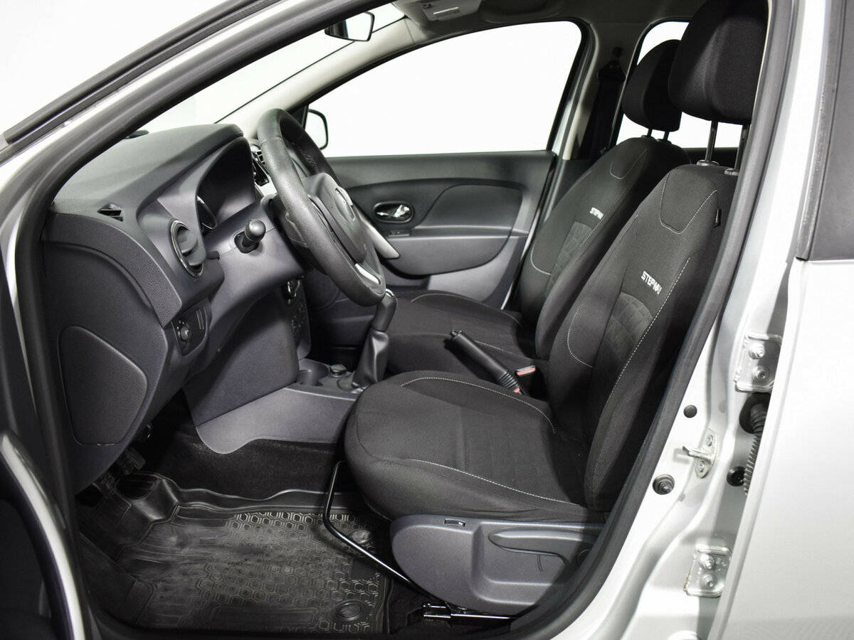 Renault Sandero с пробегом — 2016 год. Фото: #9