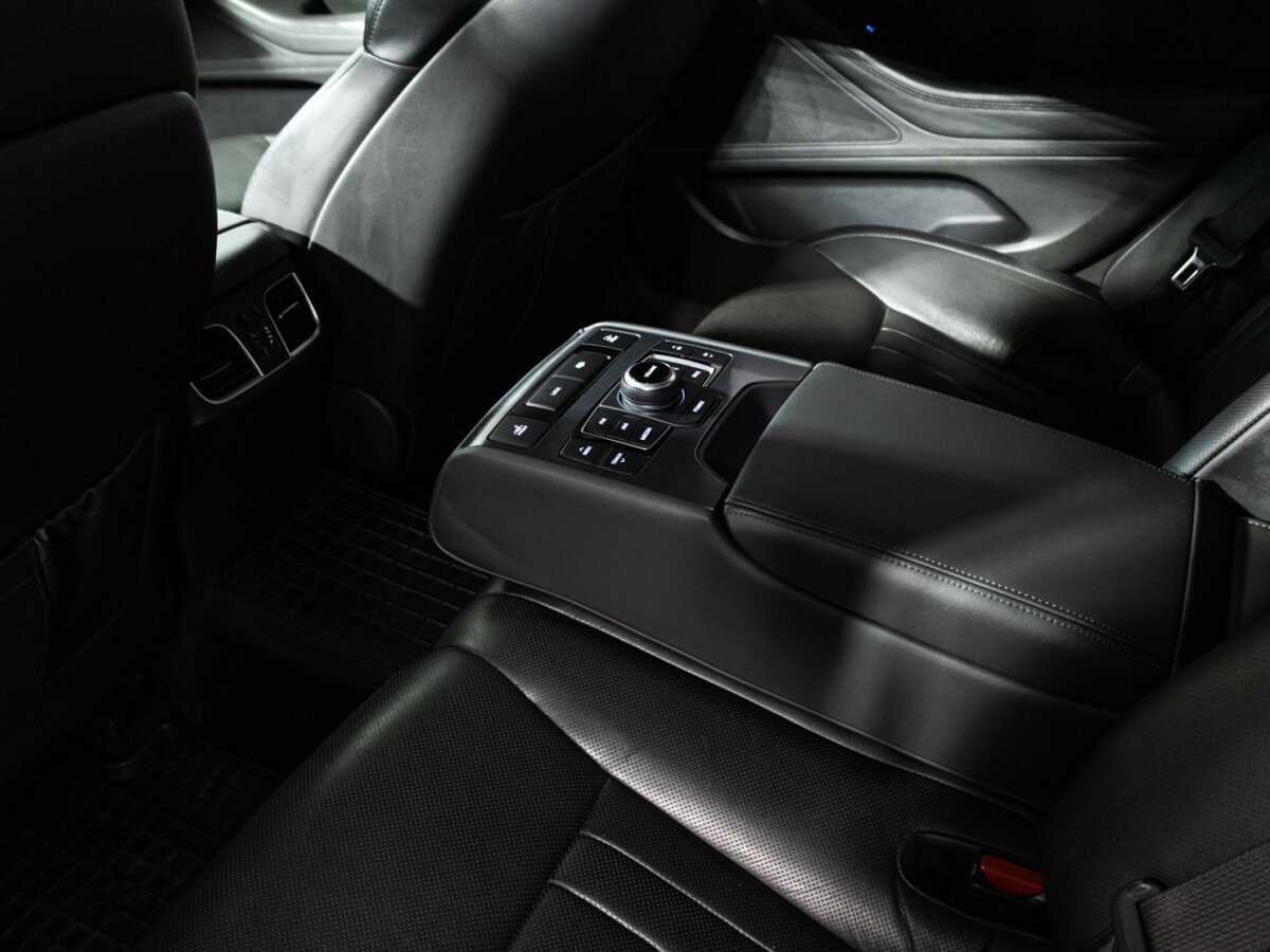 Hyundai Genesis с пробегом — 2015 год. Фото: #16