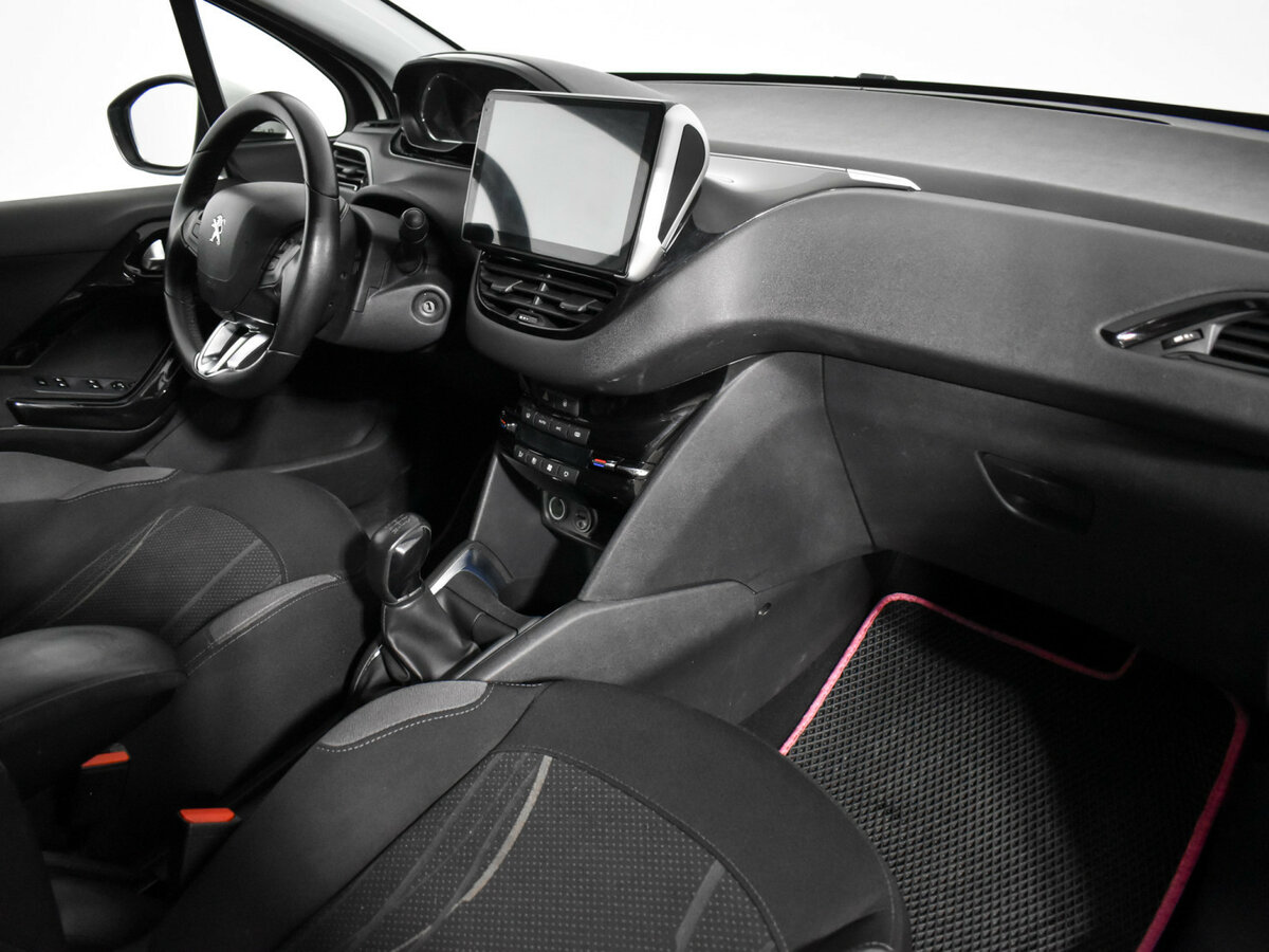Peugeot 208 с пробегом — 2013 год. Фото: #11