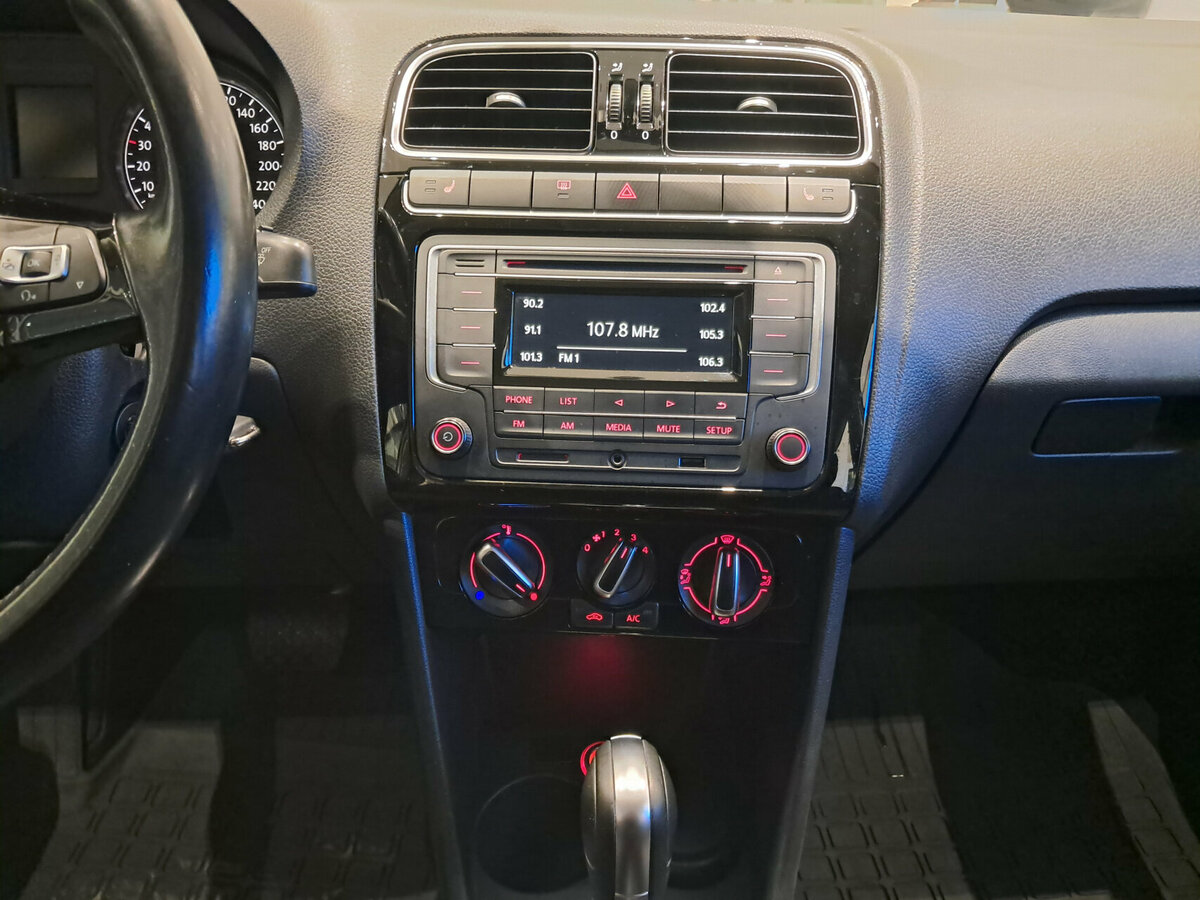 Volkswagen Polo с пробегом — 2017 год. Фото: #14